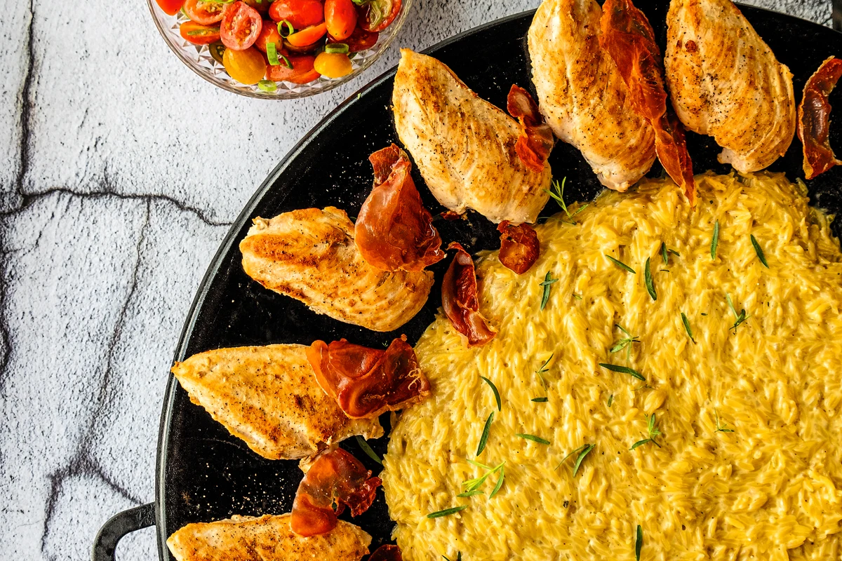 Krämig risoni med kycklingbröst och serrano